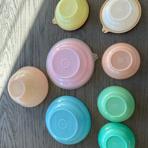 VINTAGE TUPPERWARE BOWLS WITH LIDS - Picture 2 of 4